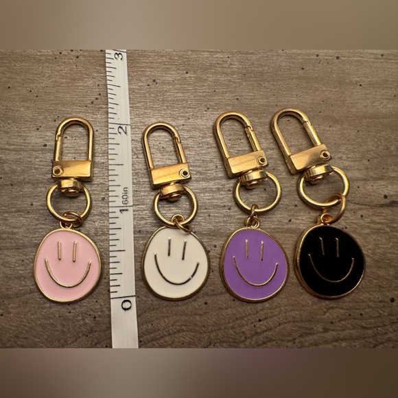 Set Of 4 Smiley Keychains - Picture 3 of 3